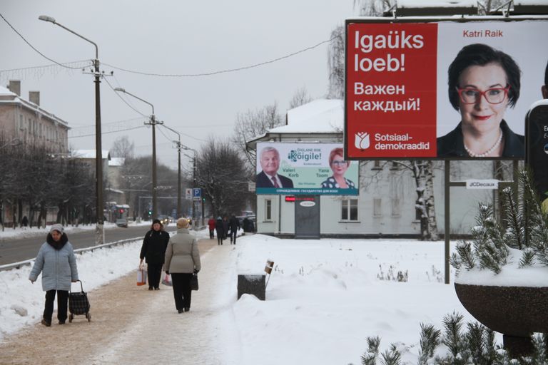 Предвыборные плакаты в Нарве.