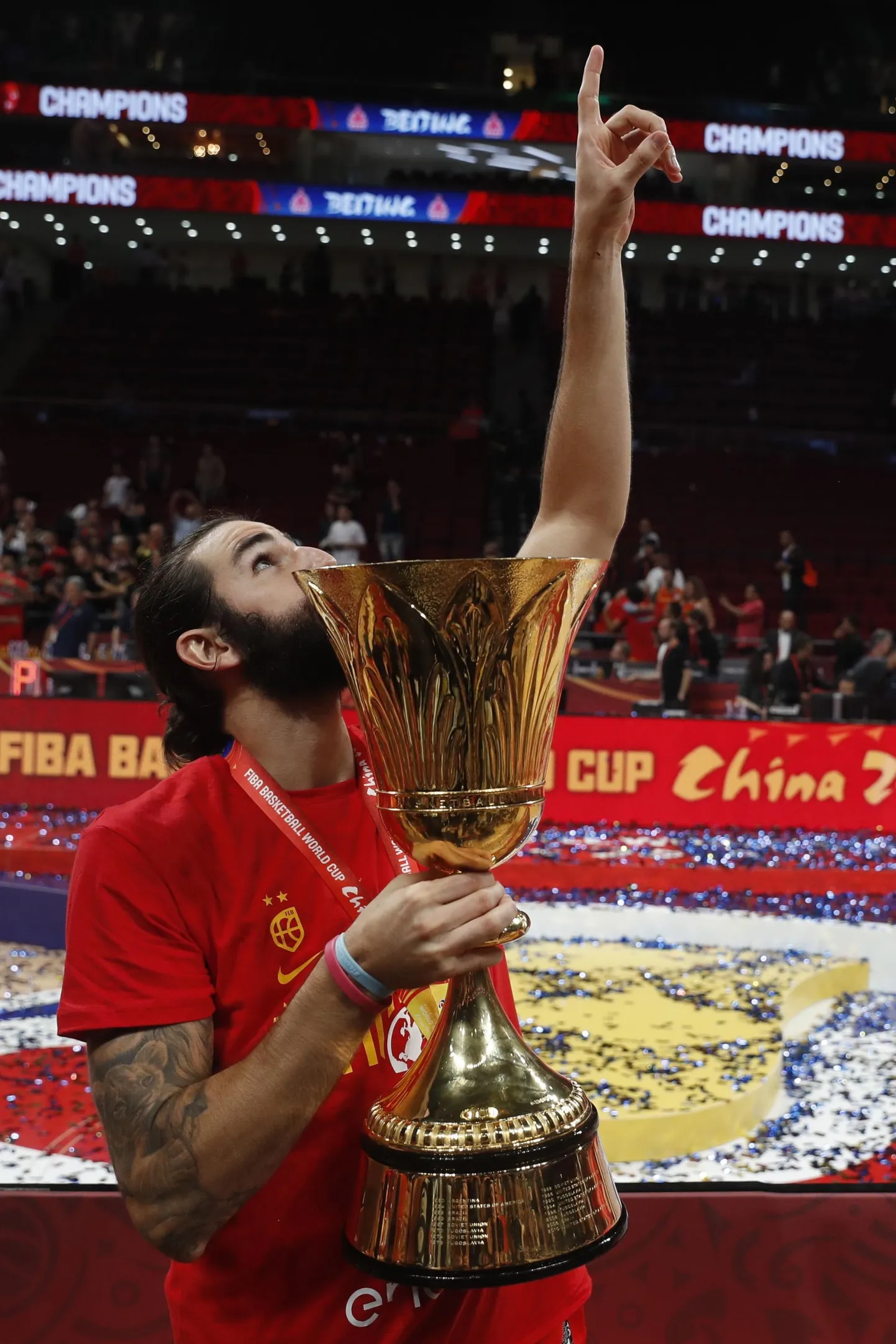 Ricky Rubio korvpalli MMi võidutrofeega.