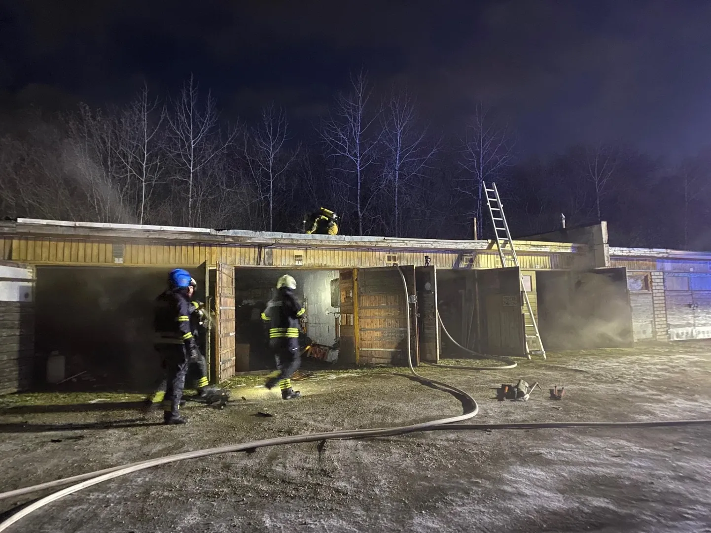 Avati neli garaažiboksi.