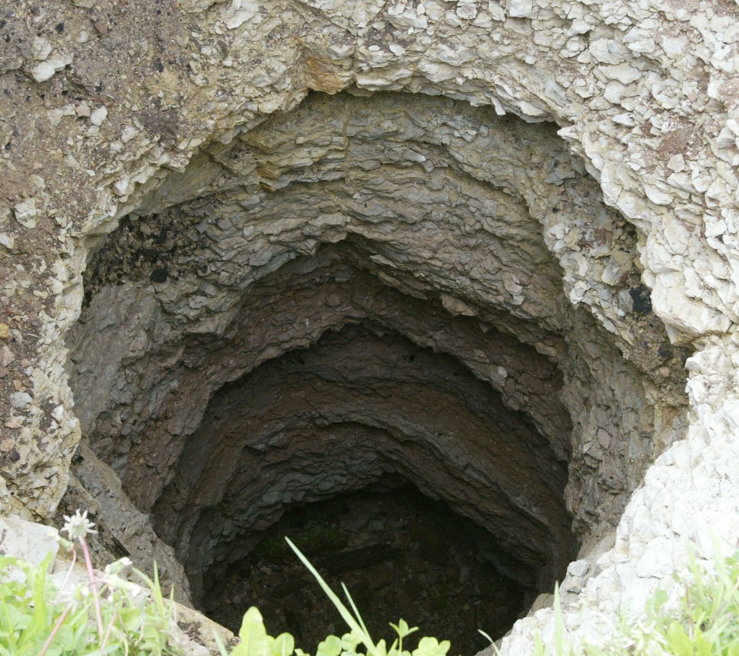 Sissevarisenud kaevanduse ventilatsioonišaht tekitas Ubjas karjamaale augu.