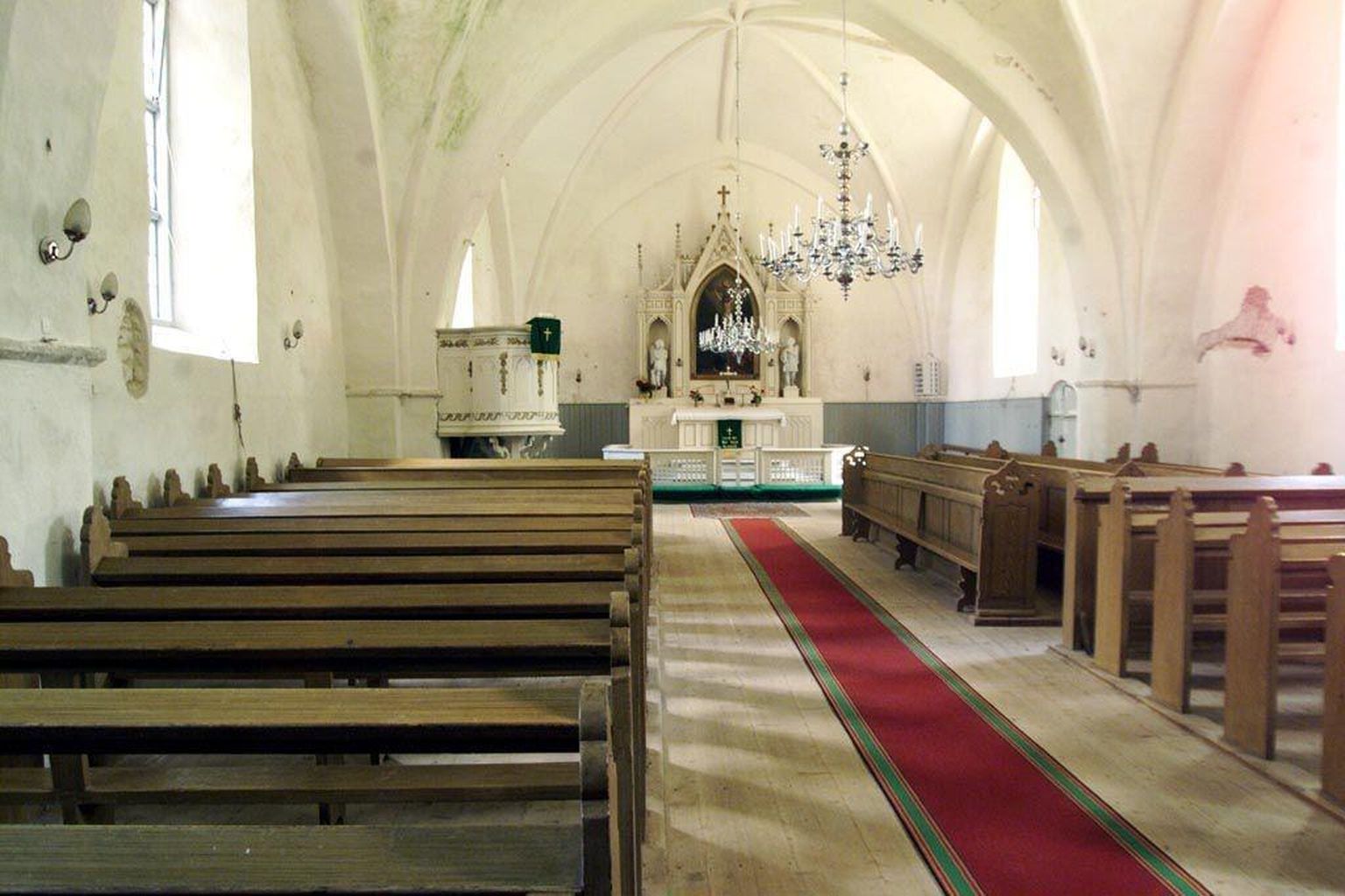 Mihkli kirik on ehitatud Soontagana muinaskihelkonda 13. sajandil ja on Lääne-Eestis vanimaid pühakodasid, kus aastasadu teenistusi peetud.