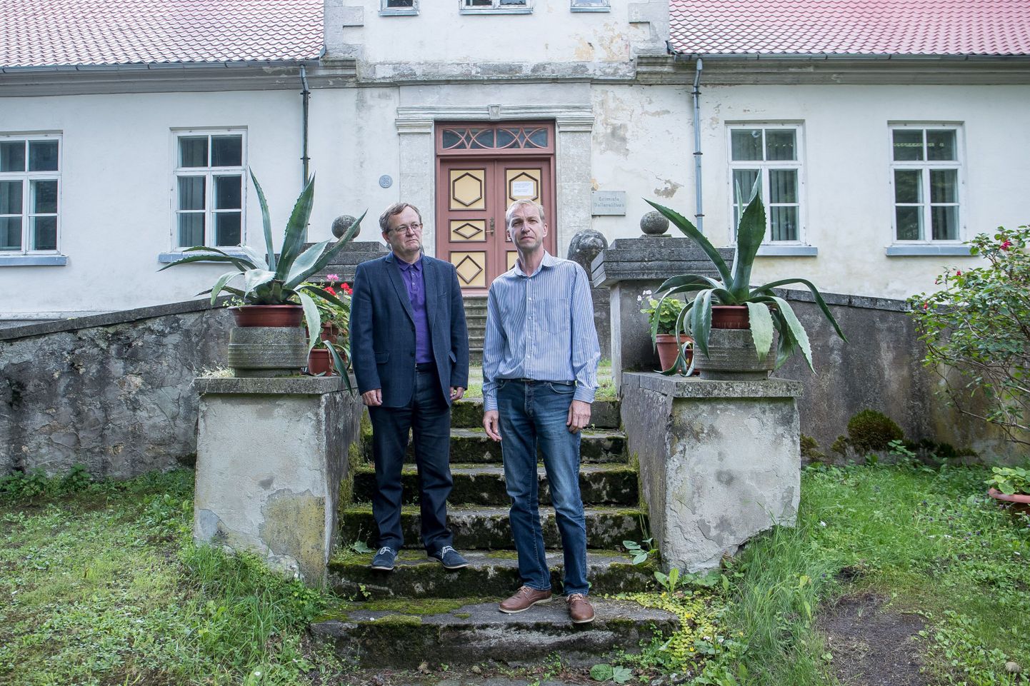 Laimjala vallavanem Vilmar Rei (paremal) usub, et vana vallamaja jääb ametiasutusena alles, kõrval seisab Saaremaa omavalitsuste ühinemise tegevjuht Alo Heinsalu.