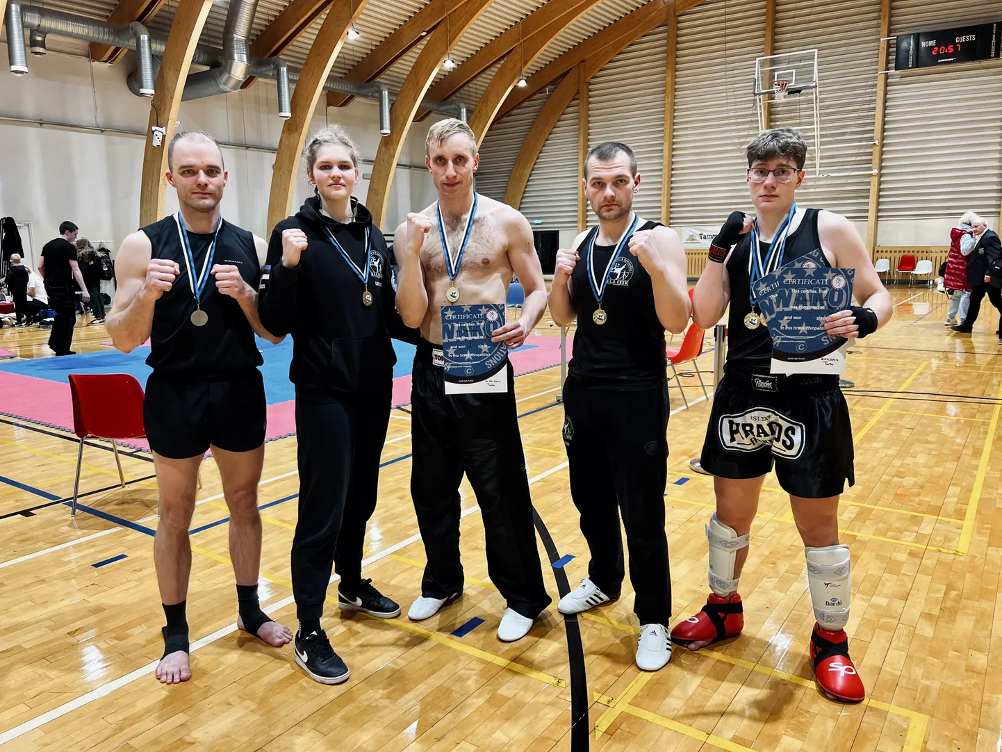 Estopen lõppes Nõo külje all Lukes tegutseva A.L.O Crew'le selle eestvedaja Alo Veenpere (keskel) sõnul edukalt:: viie sportlasega teeniti neli kulda ja kaks hõbedat.