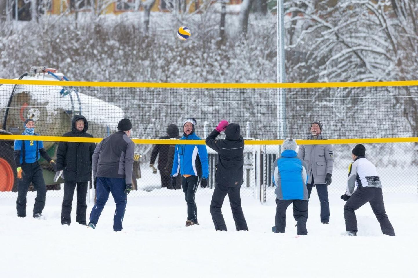 Lumine talv ei takista, kui on isu võrkpalli mängida.