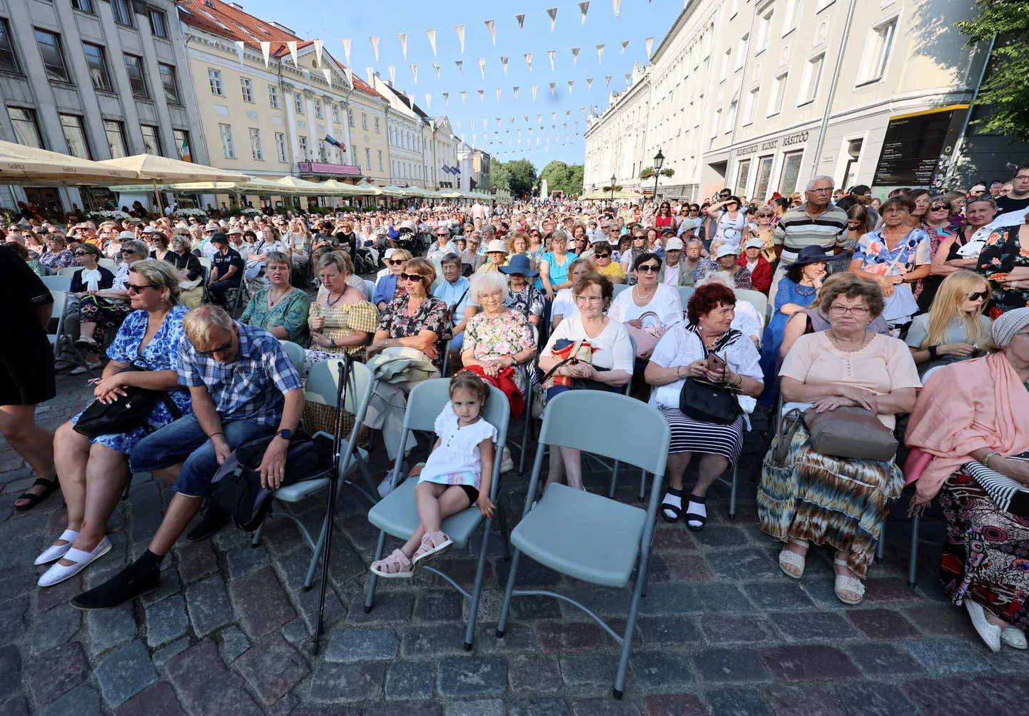 Nagu tavaks saanud, paneb Tartu linna päevale punkti suurejooneline galakontsert Raekoja platsil. Kui mullune kontsert möödus kultuuripealinna vaimus, siis sel korral tehakse kummardus eesti raamatu aastale.