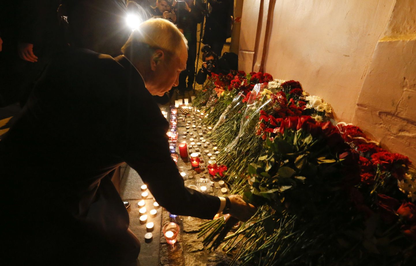 Владимир Путин возлагает цветы возле станции метро "Технологический институт".