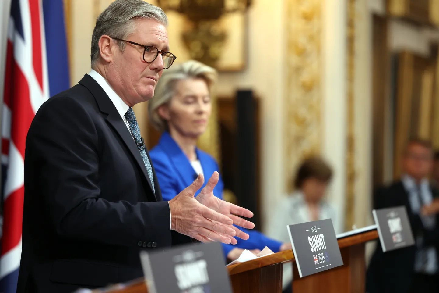 Briti peaminister Keir Starmer ja Euroopa Komisjoni president Ursula von der Leyen pärast Ühendkuningriigi ja ELi tippkohtumist pressi ees.