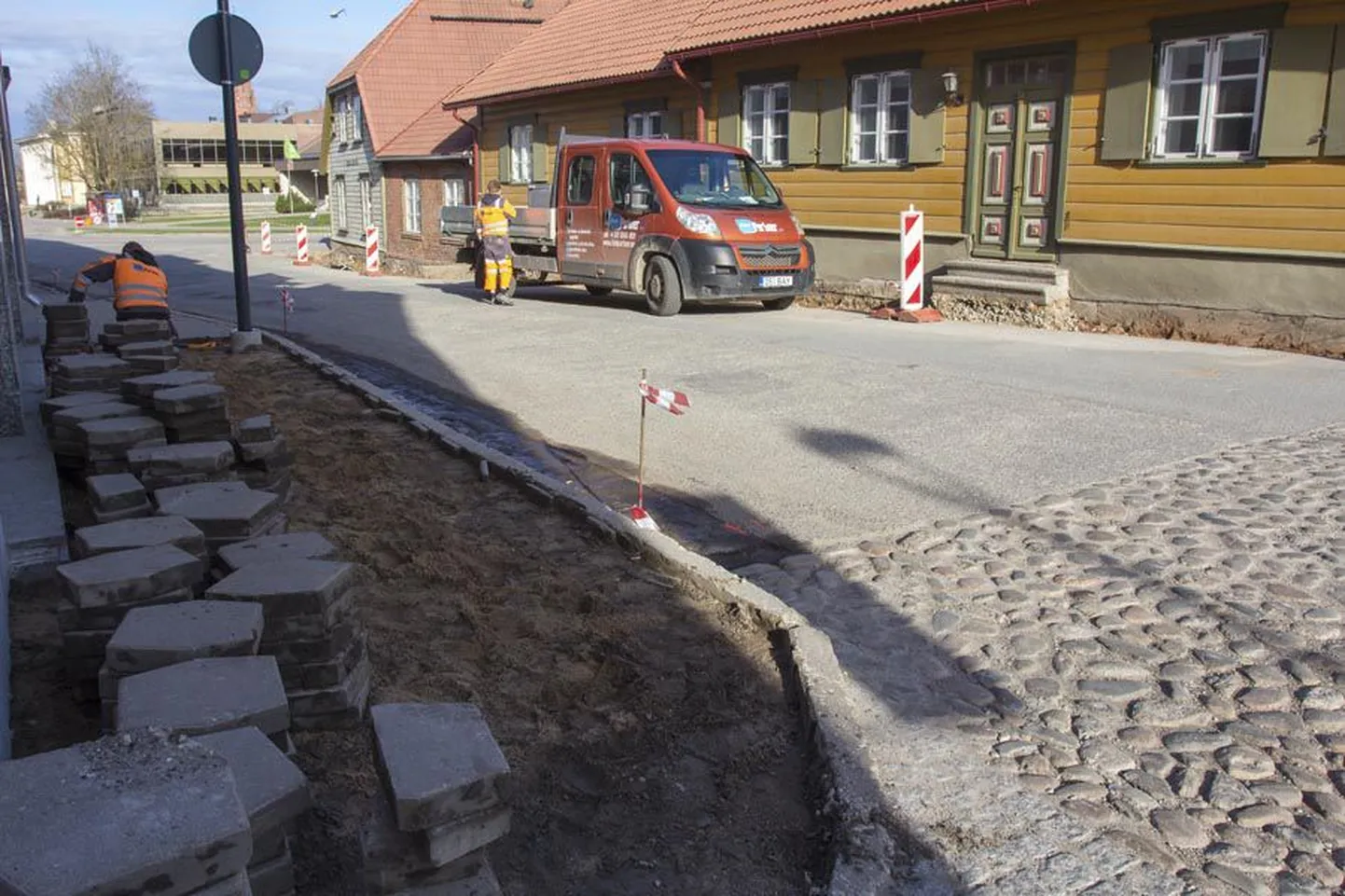 Poolesaja meetri pikkusel Kauba tänava lõigul saavad nii sõidu- kui kõnnitee hansapäevadeks uue katte.