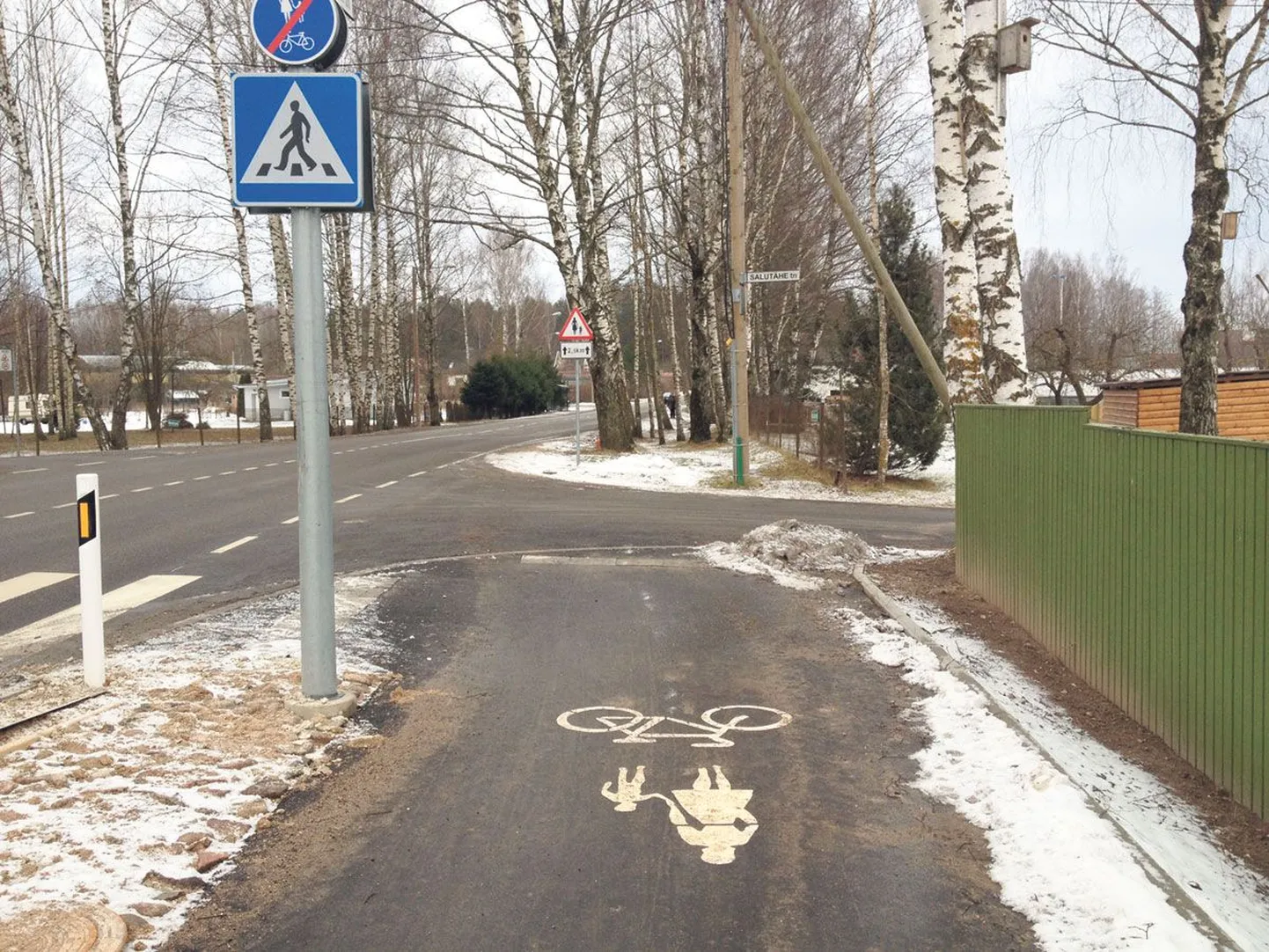 Aastal 2010 valminud kergliiklustee algab kesklinnast ja lõppeb Vana-Ihaste esimeste majade juures. Sügiseks peaks teelõik pikenema Ihaste bussipeatuse juures asuva ringteeni.