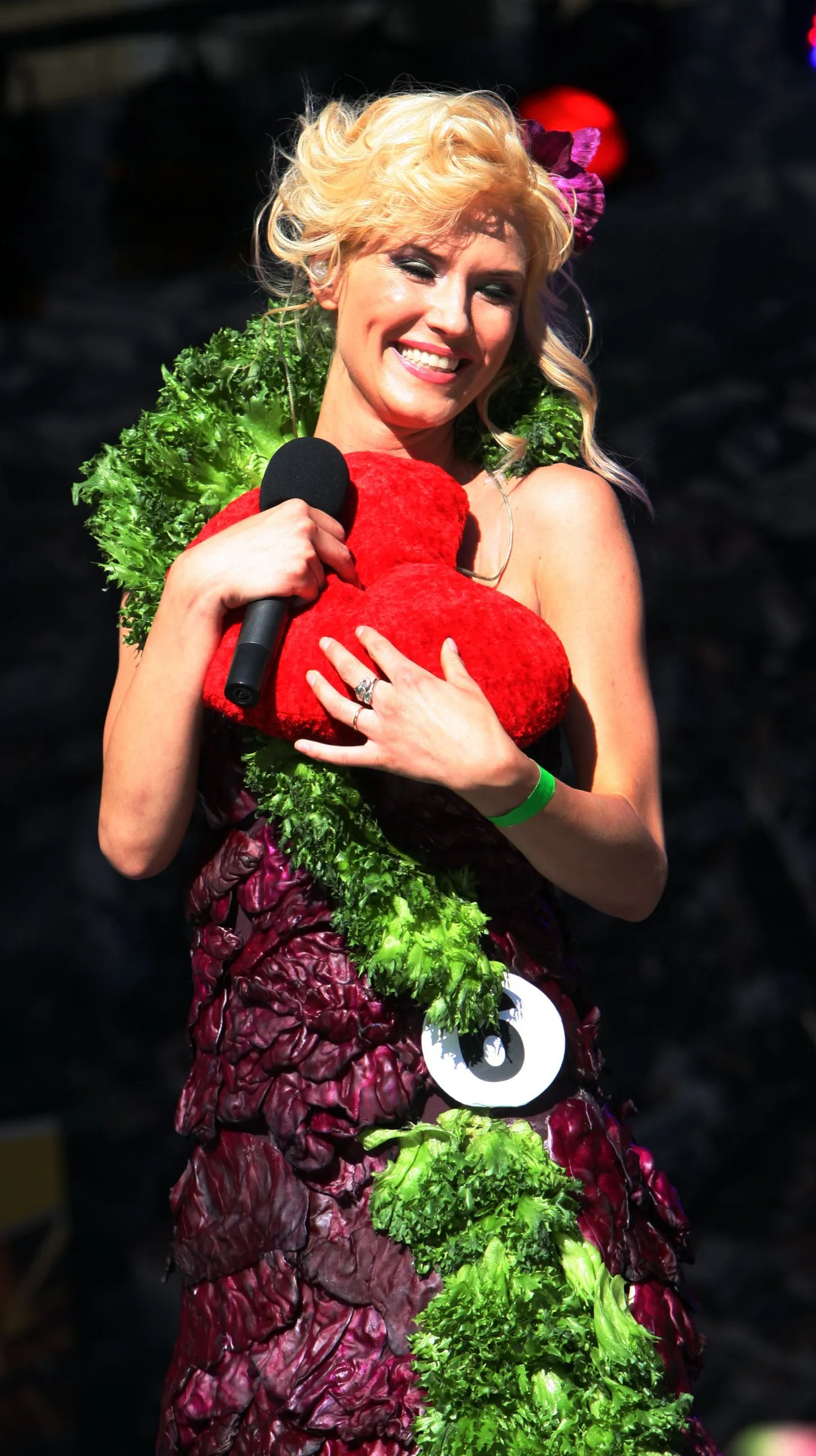 Lilleball 2011 Tallinna vanalinnas. Kapsa-ja salatikleiti kandis Ithaka Maria Rahula, kes sai etteaste lõpuks tulipunase südame Farmi-Gabrielilt.
