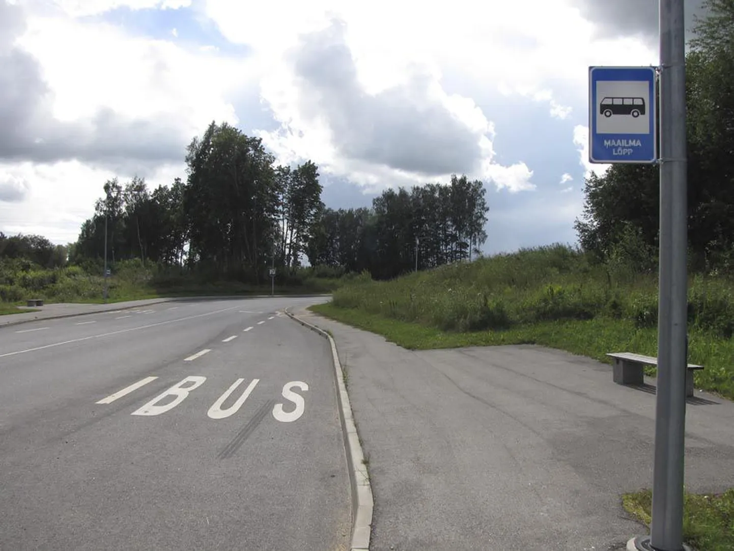 Maailma lõpp tuleb koju kätte. Just selle nimega bussipeatus on Reinu tee uuel väljasõidul.