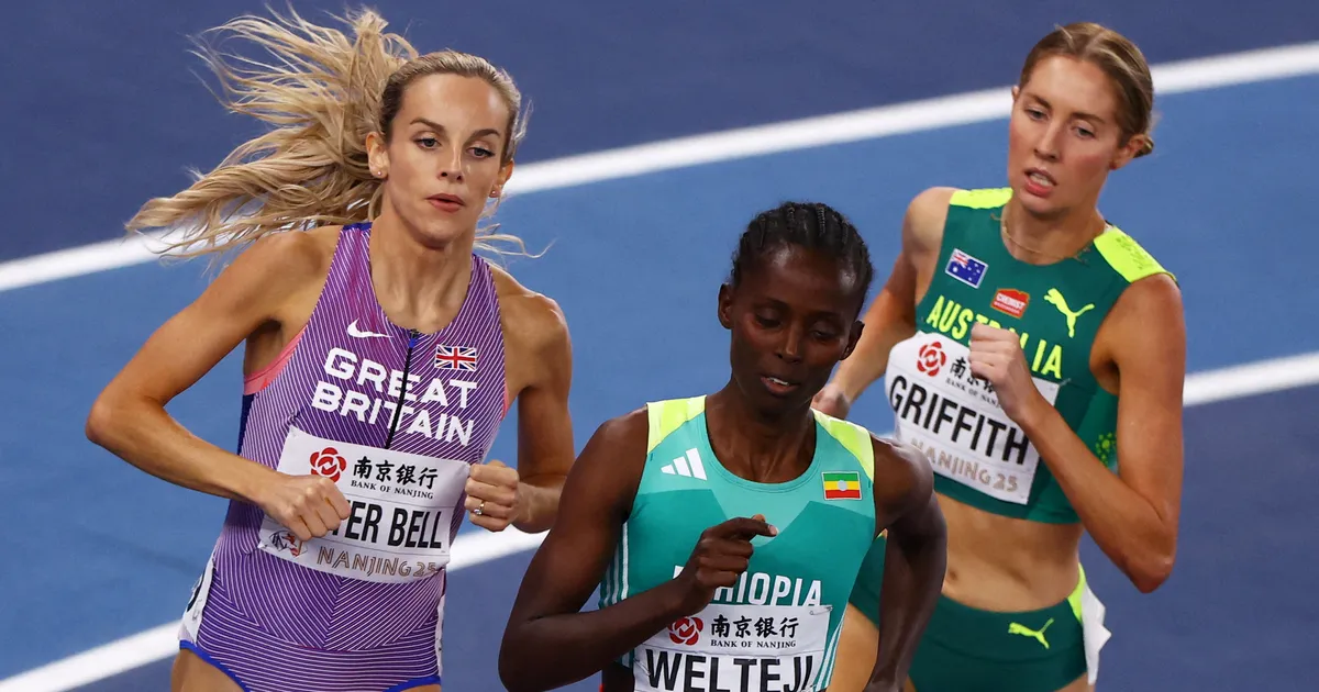 Бірте-бірте шешініп жатқан әйелдердің суреттері