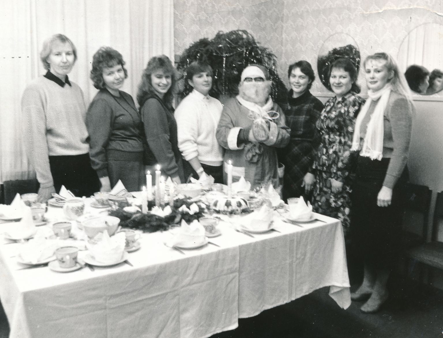1988: Kokanduskursuse jõulupeol (vasakult) Maaja Laid, Marvi Järveots, Katrin Saar, Signe Dsiss, jõuluvana, Kai Vahter, Helle Kesküla, Sirje Vares.
