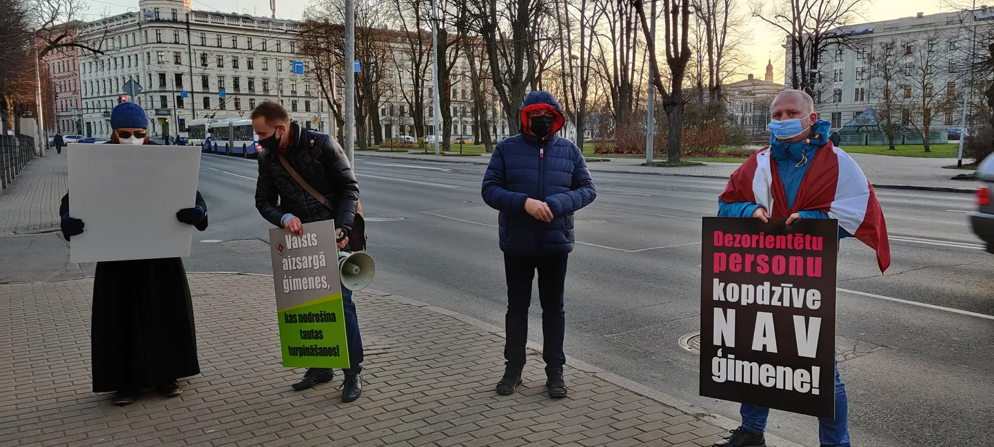 Пикет за "традиционные ценности" у здания Конституционного суда