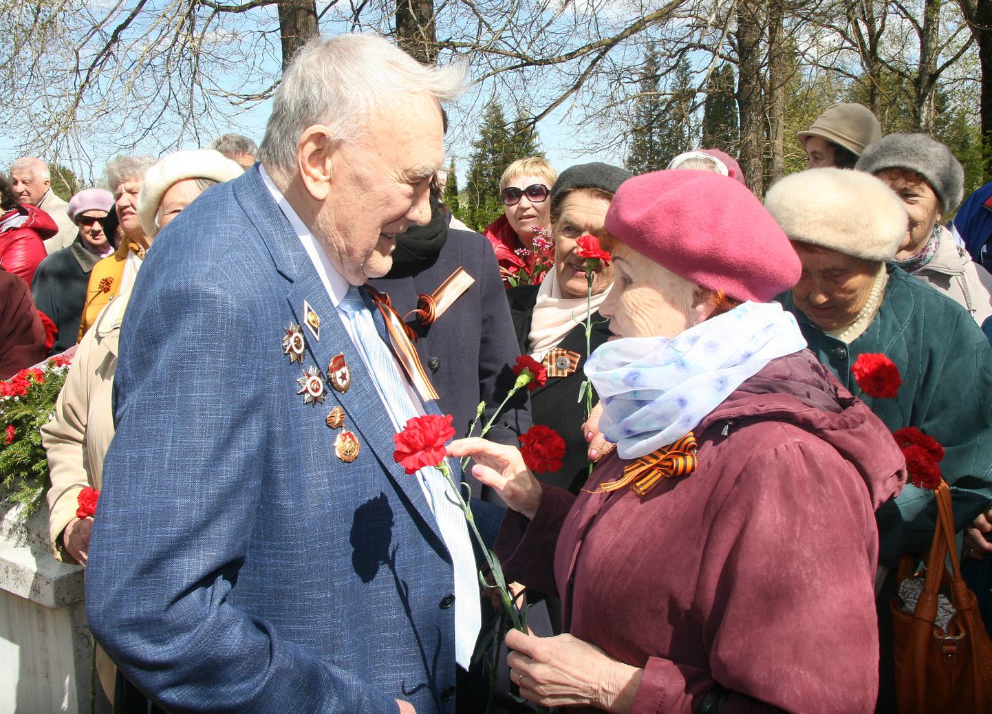 На памятной церемонии в Йыхви 95-летнему ветерану Виктору Ивановичу Степанову досталось особенно много внимания - каждому хотелось поздравить героя и пожелать ему здоровья.