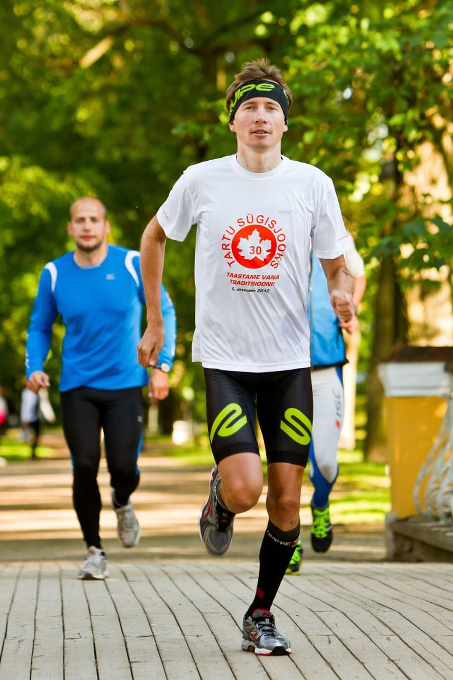Tartu linnamaratoni on lubanud läbi joosta ka jalgrattur Rene Mandri. Pildil treenib Mandri Toomemäel.