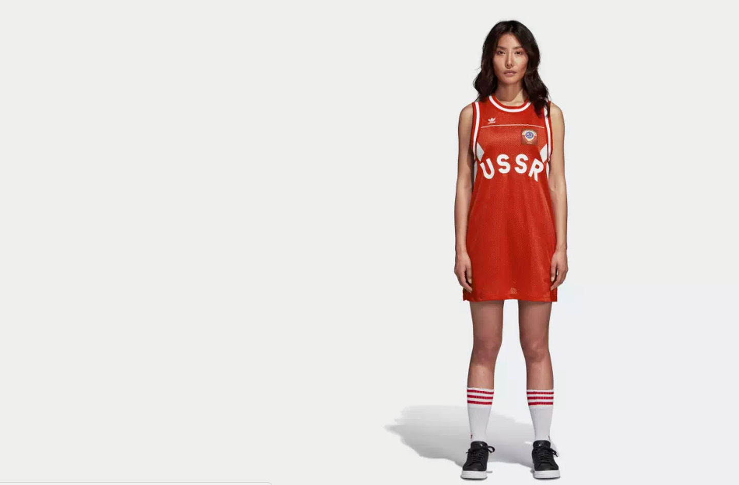 Nõukogude sümboolikaga kleit Adidase veebipoes.