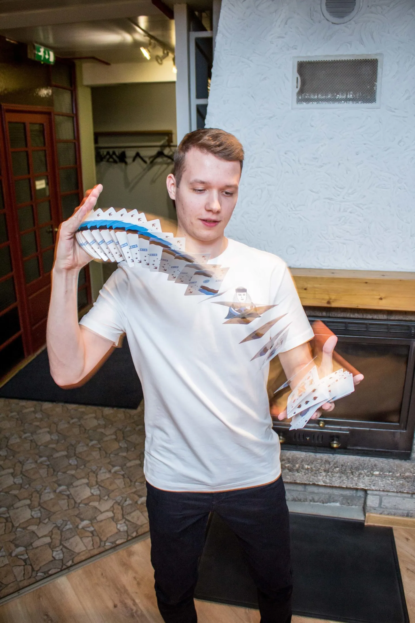 Endine valgalane Richard Kaarna ei jõudnud kaardipaki loomise idee juurde juhuslikult. Ta on juba neli aastat tegelenud kaartide visuaalsel viisil segamisega ja on selles ka valitsev Eesti meister.