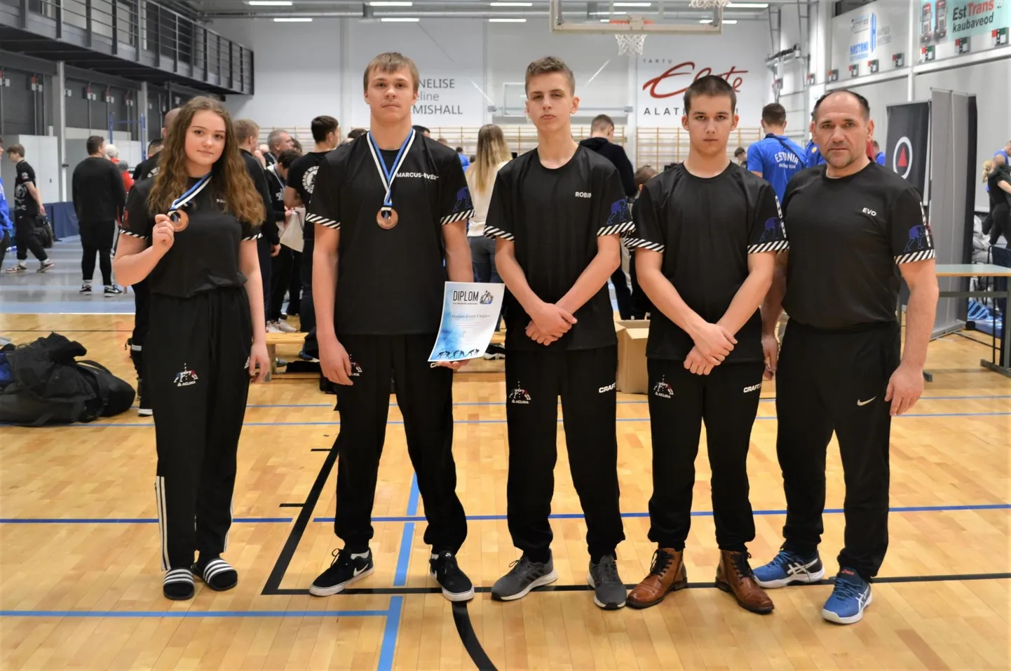 Valga noored maadlejad Paula Nääme, Marcus Evert Uhtjärv, Robin Vares ja Sven Saarmann ning treener Evo Saar
 Janar Tirrand