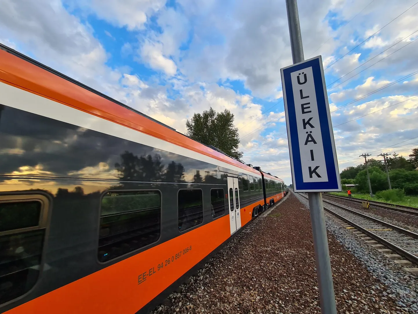 Elroni uus elektrirong Tartu lähistel Ropka jaamas.