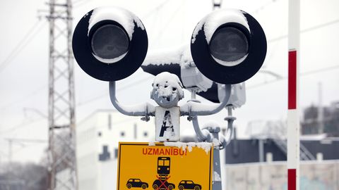 Sarkandaugavā dzelzceļa pārbrauktuves signalizācijas sistēmai tehniskas problēmas – satiksmi regulē manuāli