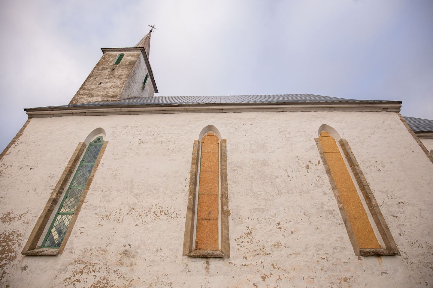 Koeru kiriku lõunaküljel on praegu kolmest aknast korda tehtud üks.