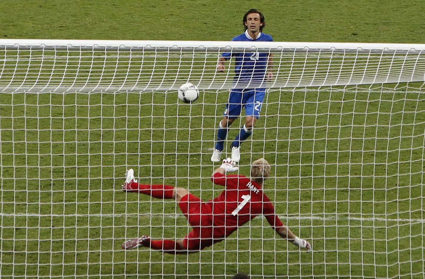 Pirlo löödud pall maandumas Inglismaa väravavõrku