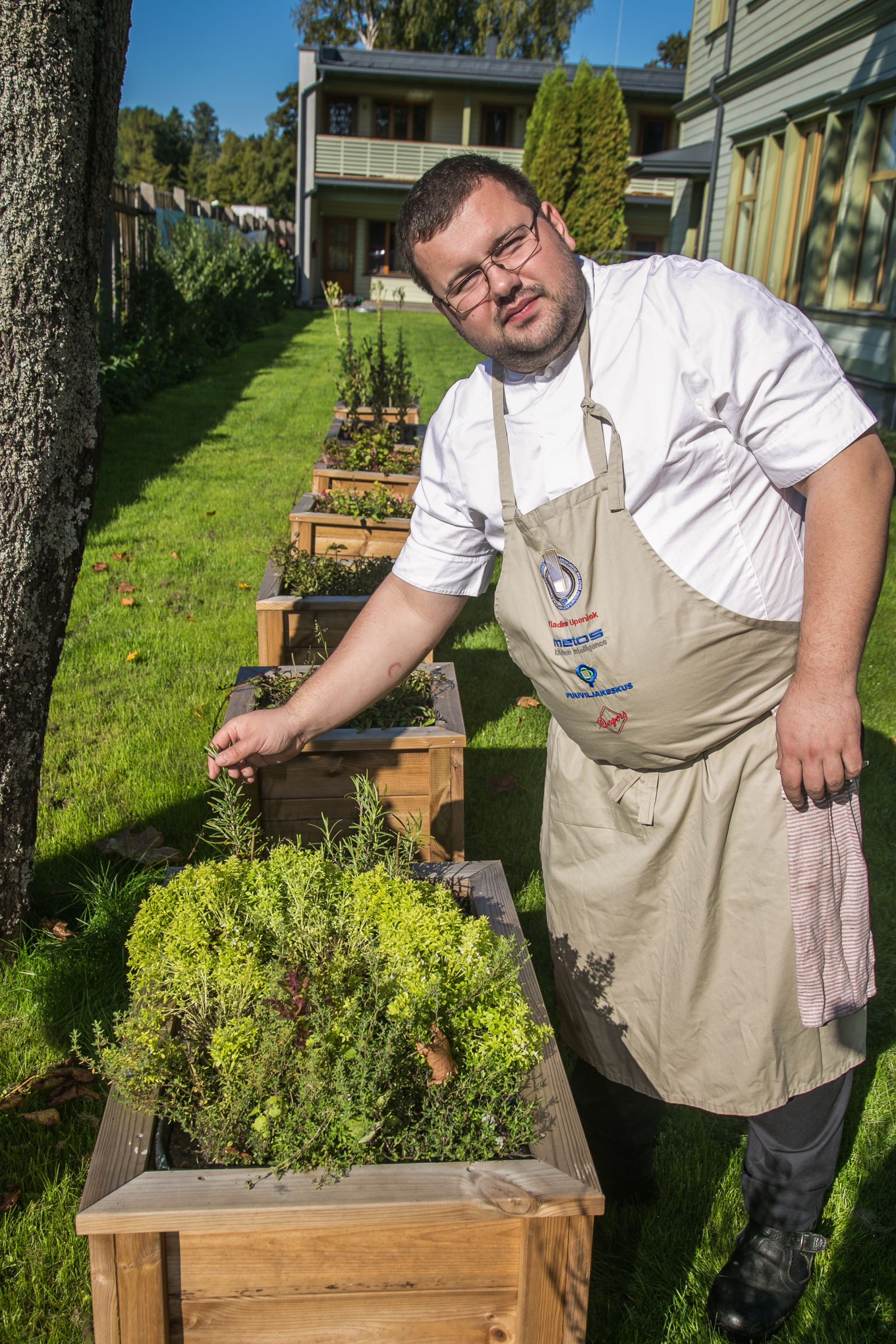 Pärnu keskranna ligidal tegutseva kohvik-restorani Piparmünt peakokk Vladimir Upeniek räägib, et nad kasutavad palju Pärnu toorainet: porgandeid, sibulat, tilli, kala, mune, pekki, kanu ja mõned maitsetaimed kasvatatakse ise.