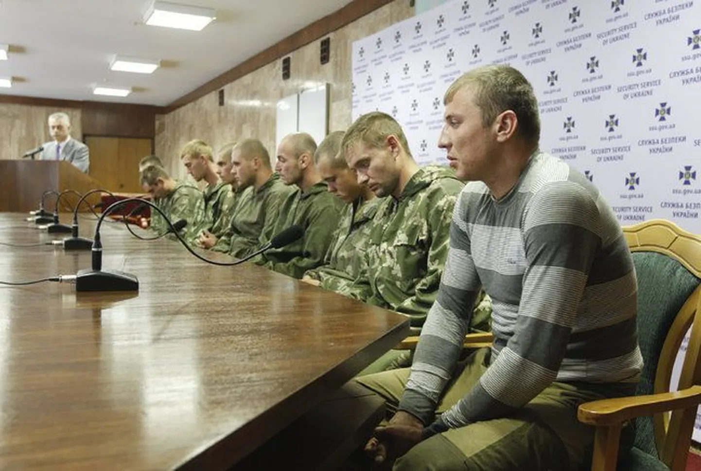 Украинская сторона провела пресс-конференцию с участием задержанных российских десантников.
