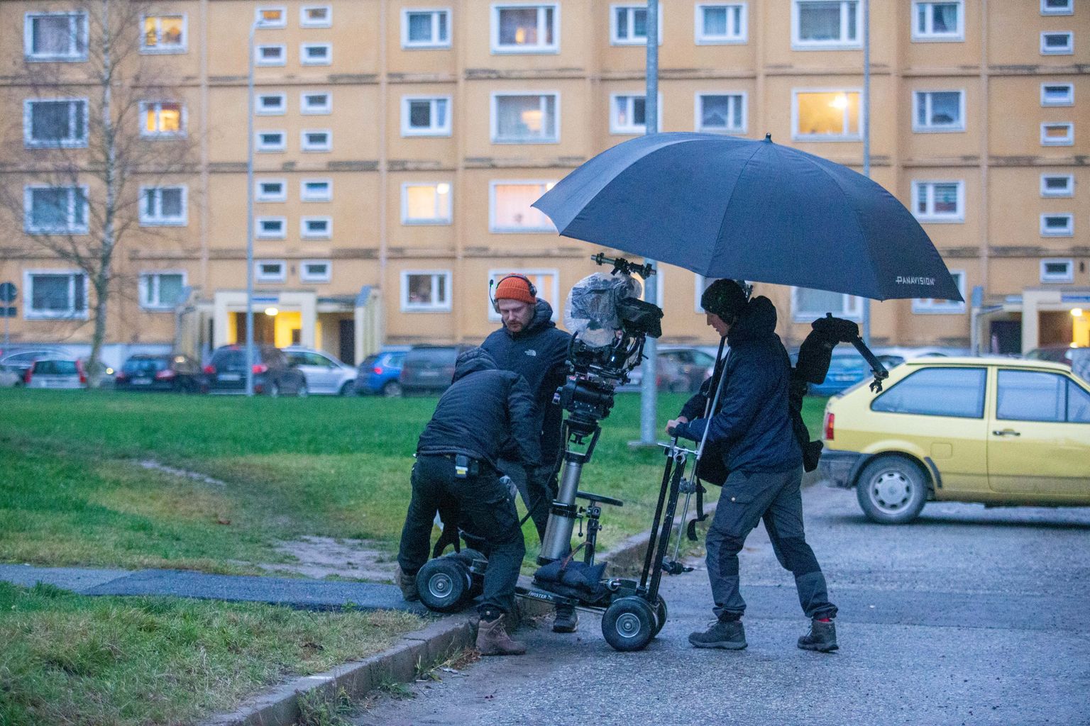 Filmi "Must auk" võtted toimusid Annelinnas, sest just seal on režissöör Moonika Siimetsa sõnul linateosesse sobilikud kollased korterelamud.