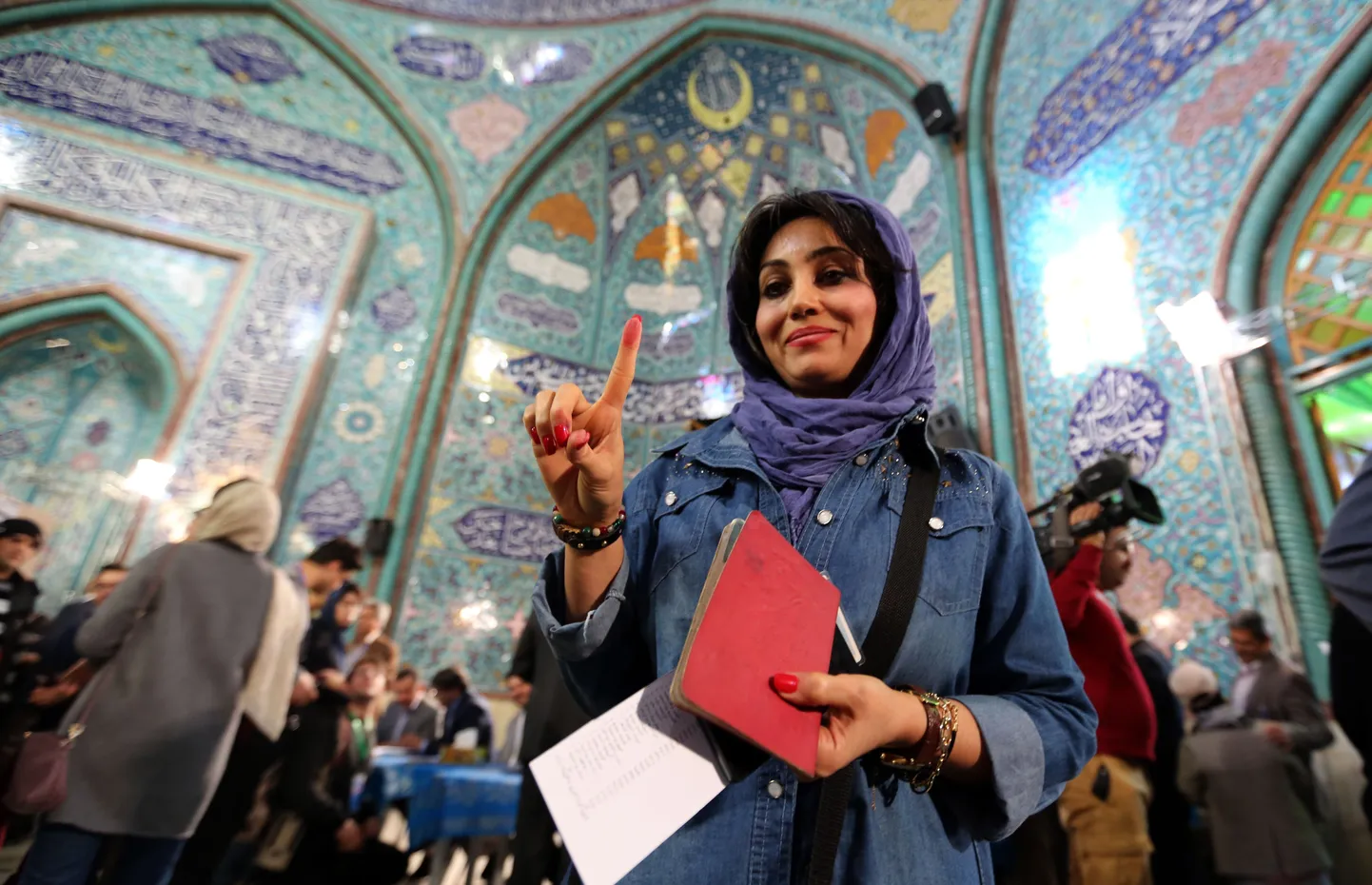 Жительница Тегерана на избирательном участке.