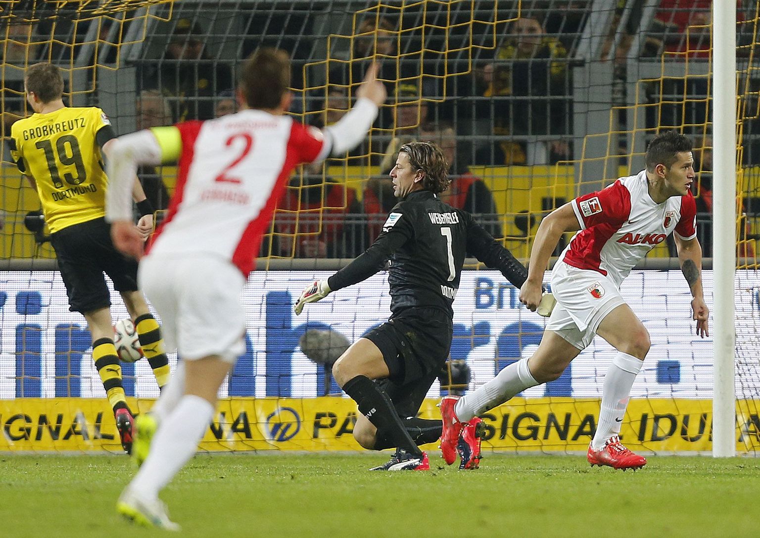 Raul Bobadilla (paremal) tähistamas Dortmundi Boryussia vastu löödud väravat.