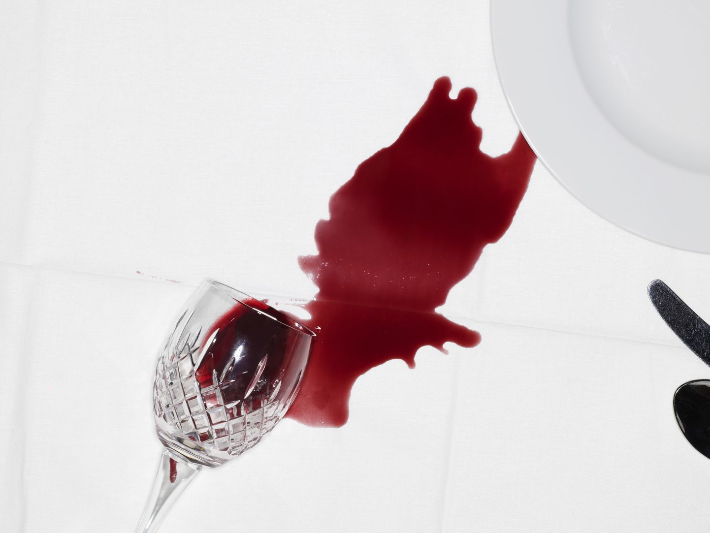 Punasest veinist tekkinud plekki on üsna raske eemaldada.