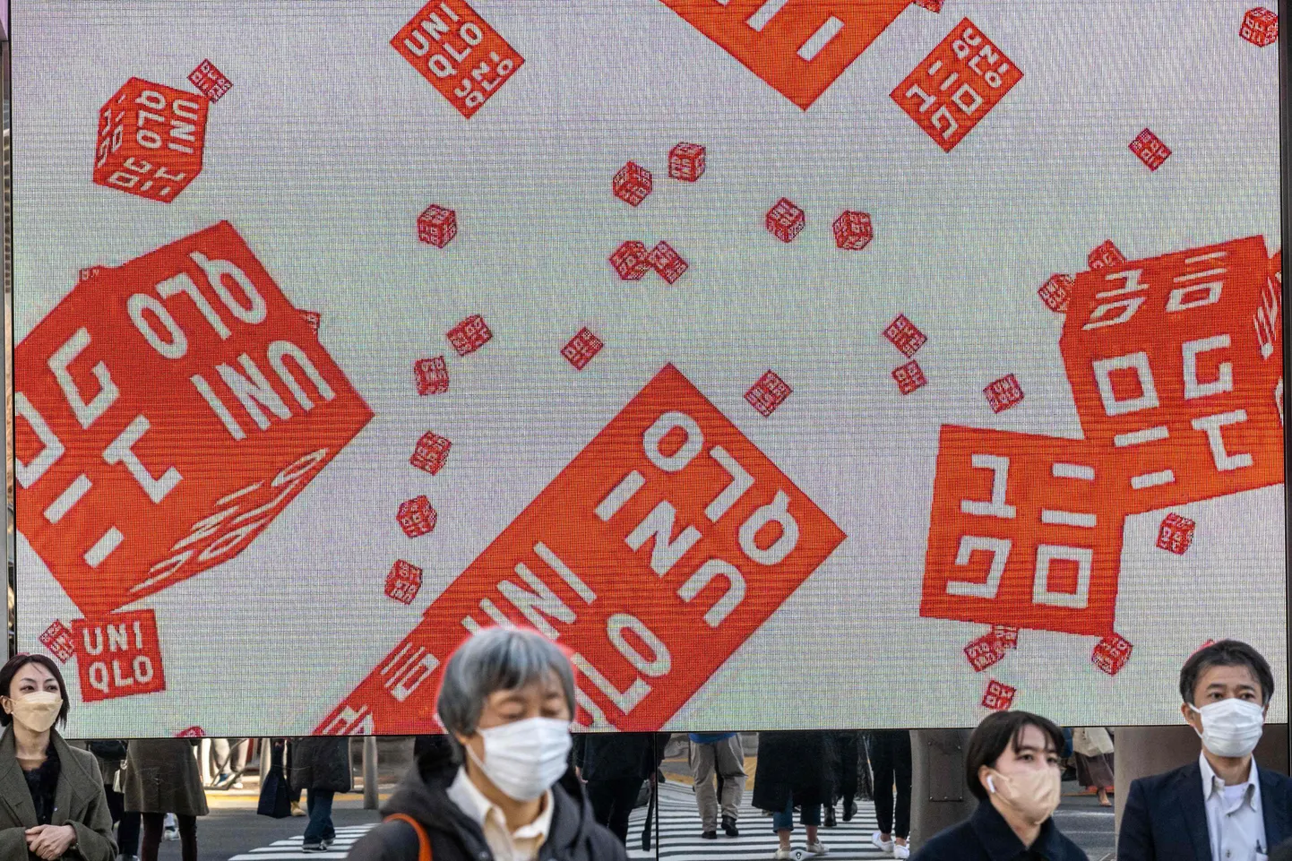 Jalakäijad Tokyos Uniqlo kaupluse ees.