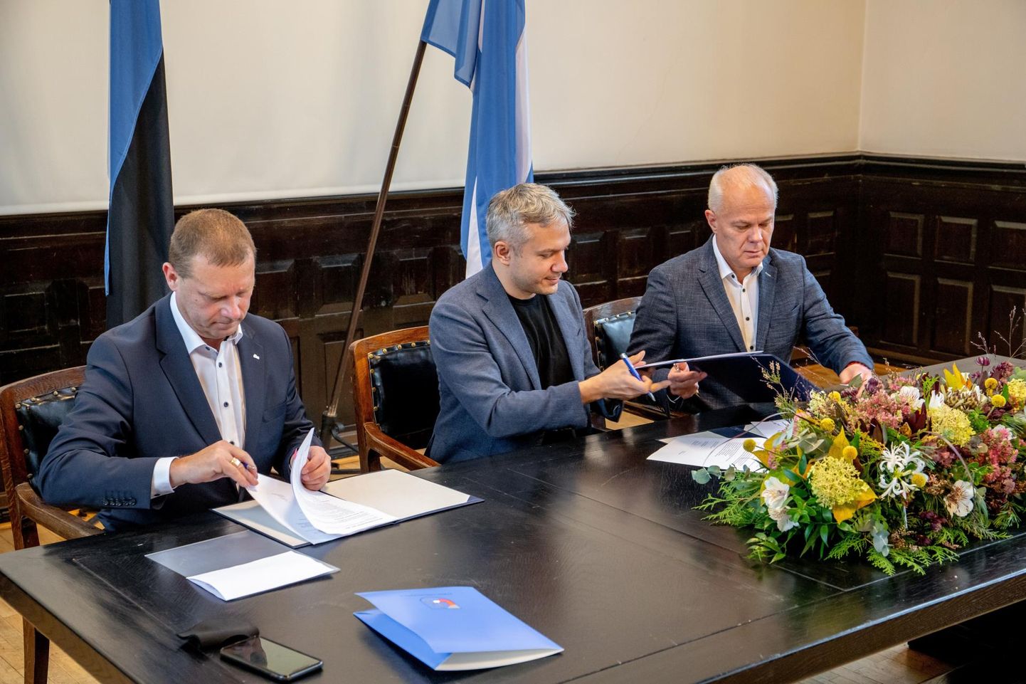Romek Kosenkranius (Pärnu Ühendab), Andrei Korobeinik (Keskerakond) ja Toomas Kivimägi (Reformierakond) allkirjastasid koalitsioonilepingu 28. oktoobril.
