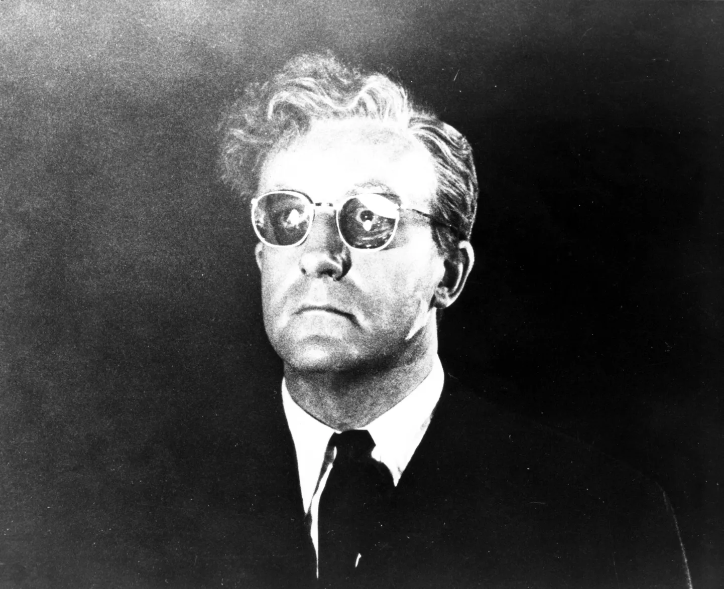 Pete sellers Dr Strangelove'i rollis filmist «Dr. Strangelove ehk kuidas ma lõpetasin muretsemise ja õppisin armastama pommi».