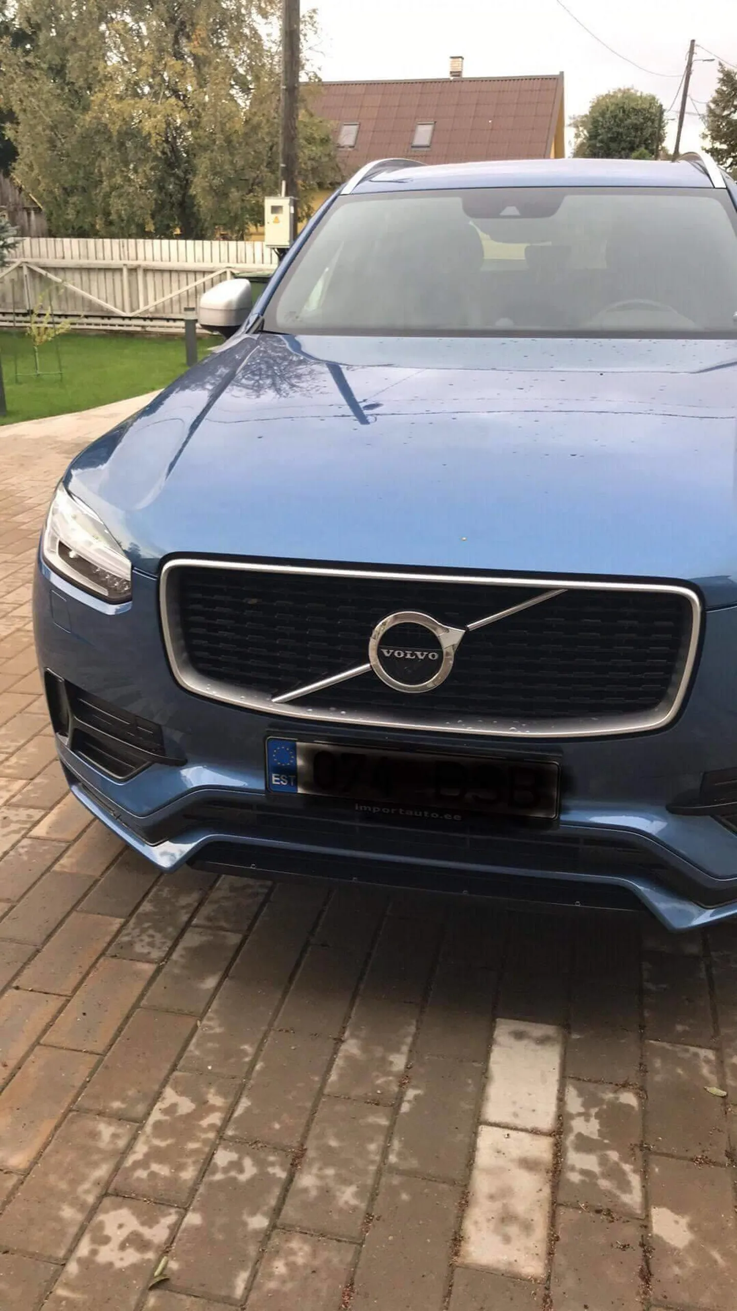 Hinnalised autod viidi minema koduhoovist.