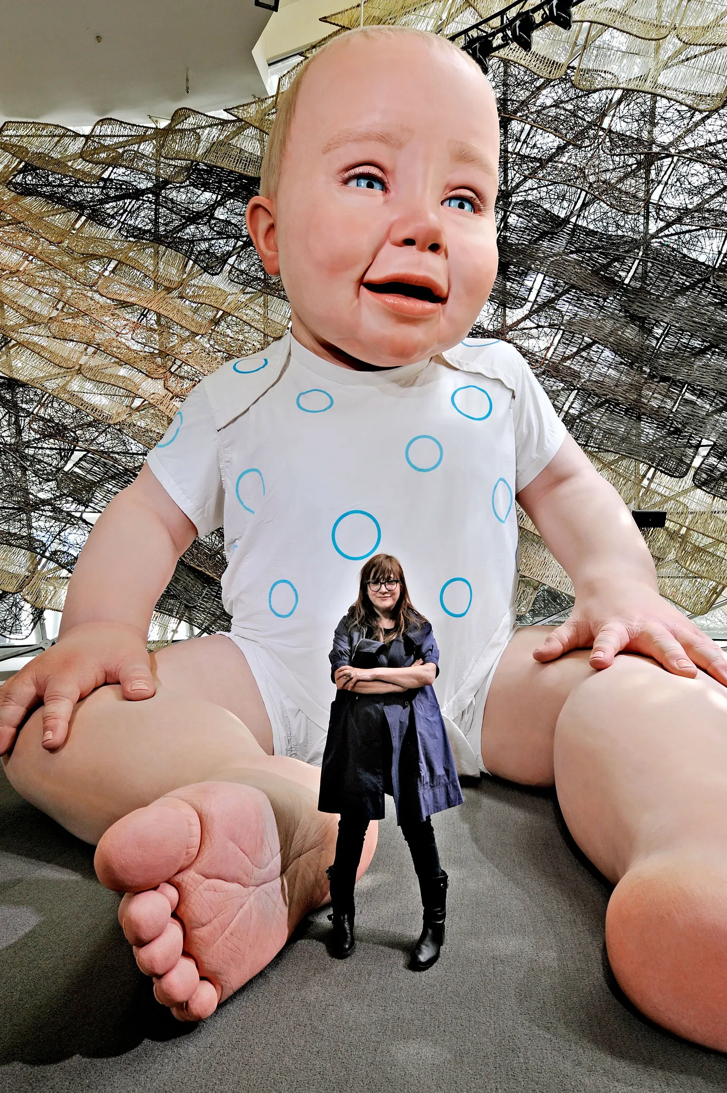 Hispaania filmirežissöör Isabel Coixet poseerib oma loodud hiidbeebi Miguelini juures EXPO 2010 näitusepaviljonis.