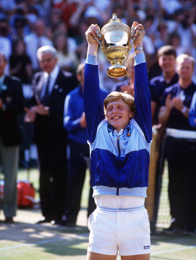 17-aastane Boris Becker 1985. aastal ajaloolise Wimbledoni võidukarikaga.