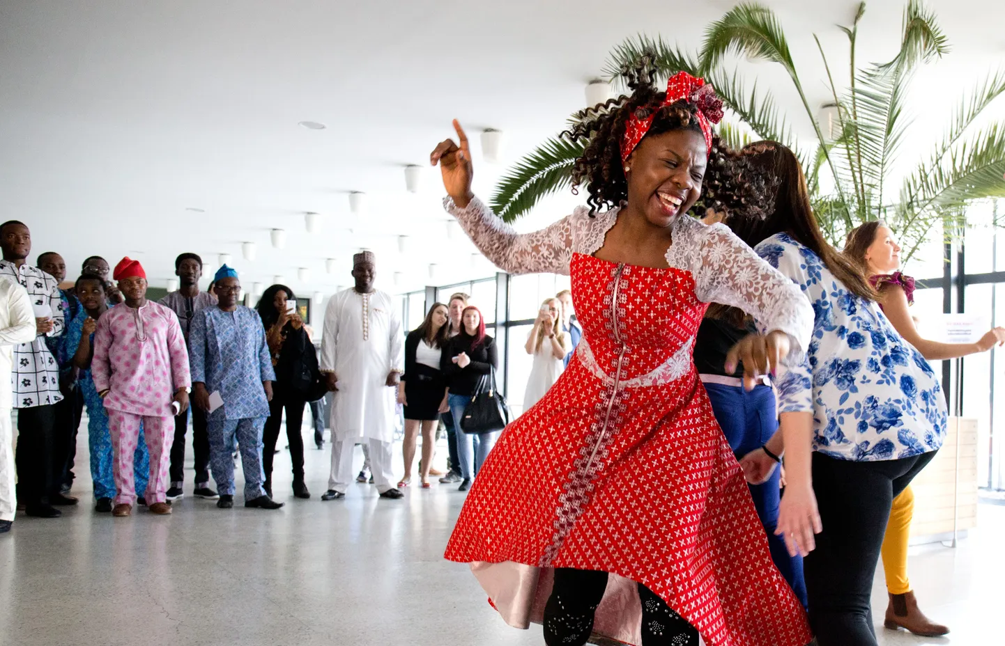 Nigeerlanna Damilola Adeyemi näitas, kuidas tantsitakse rahvatantsu tema kodumaal.