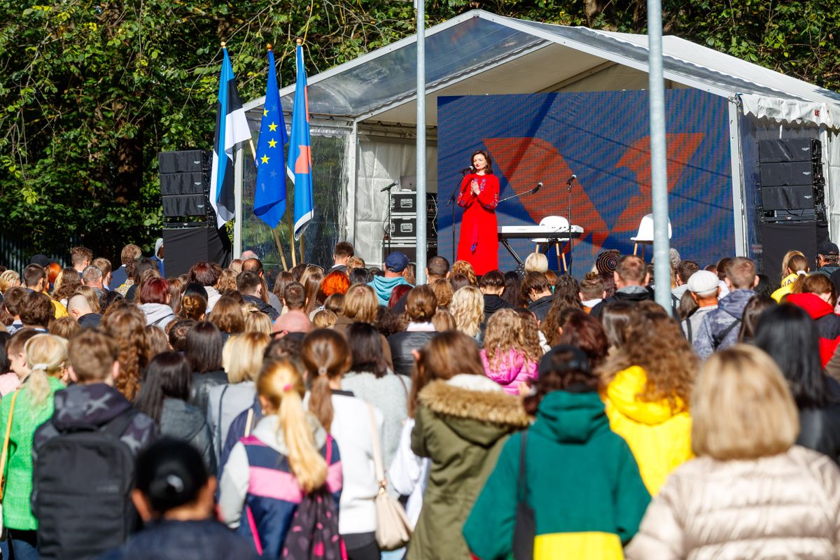 Первое сентября 2022 года в Школе Свободы. На сцене с приветственным словом - посол Украины в Эстонии Марьяна Беца.