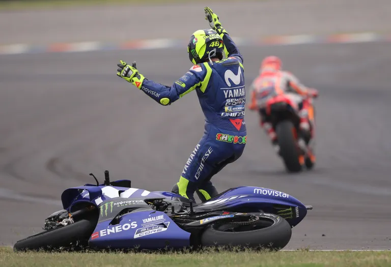 Valentino Rossi laiutab vihaselt käsi, Marc Marquez kaob kaugusesse...