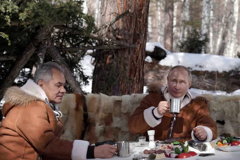Venemaa president Vladimir Putin ja kaitseminister Sergei Šoigu 21. märtsil 2021 Siberi taigas lõõgastumas.