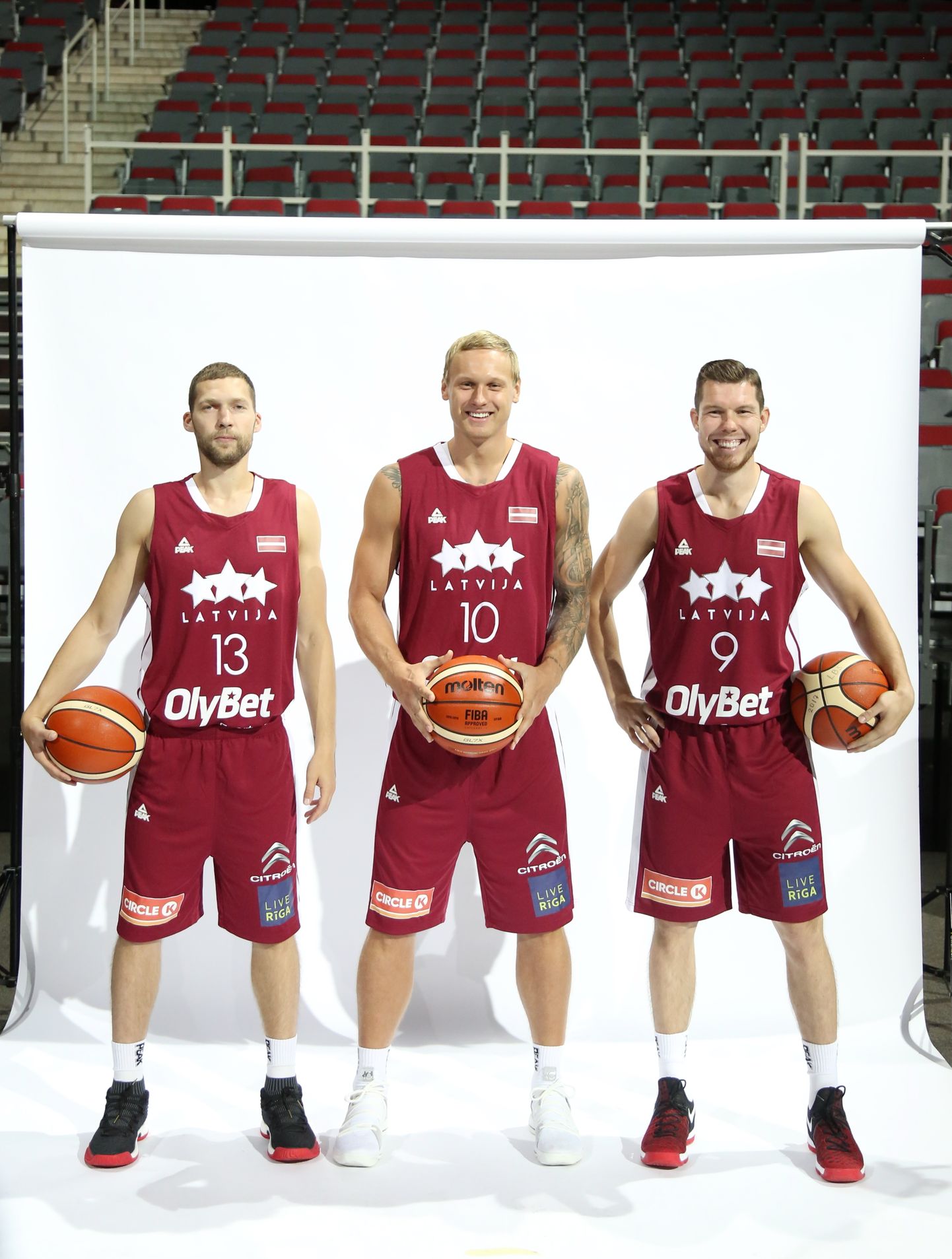 Latvijas vīriešu basketbola izlases spēlētāji Jānis Strēlnieks (no kreisās), Jānis Timma un Dairis Bertāns