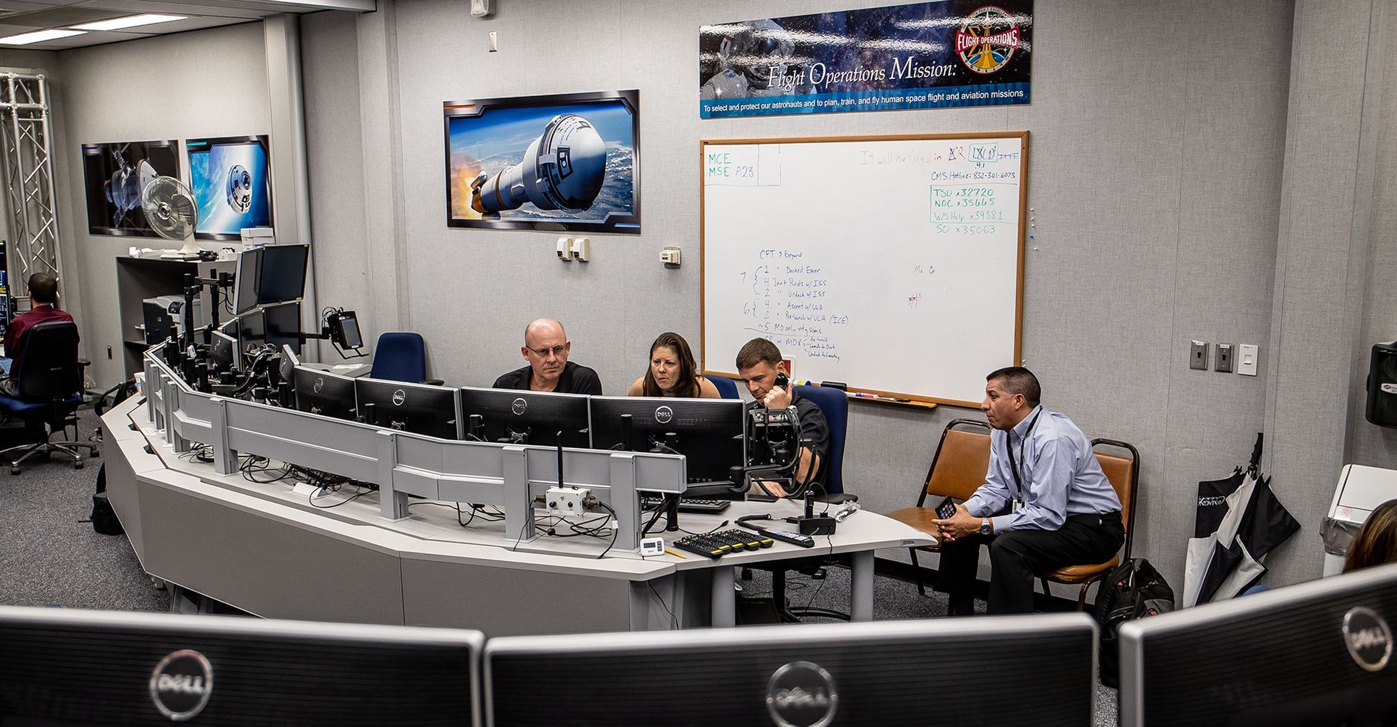 Пока Николь и Крис отрабатывают на симуляторе возвращение Starliner на Землю, за ними следят и их контролируют топ-эксперты центра управления NASA. Во время настоящего полета все должно пройти как по маслу.