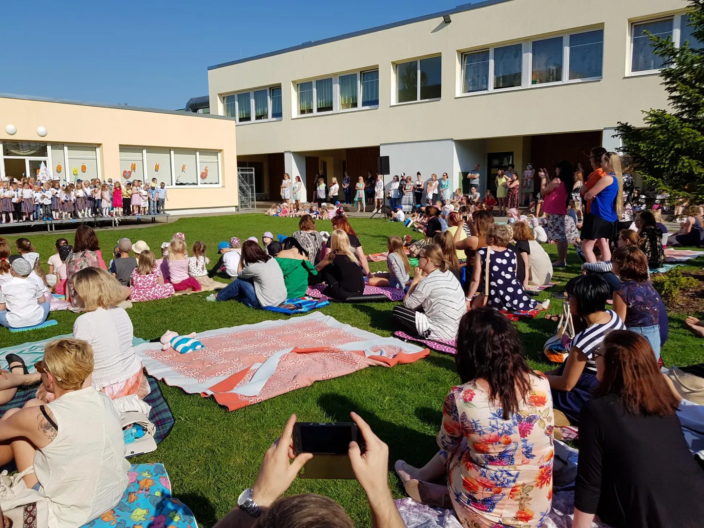 Rakvere Kungla lasteaed pidas laulu- ja tantsupidu.