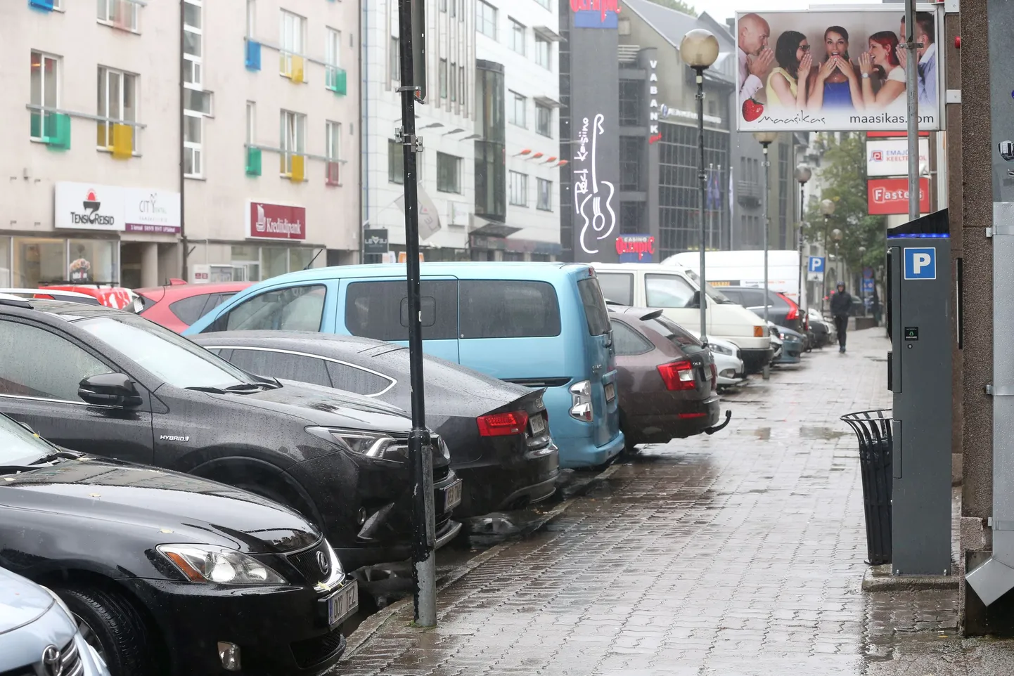 Мобильное приложение выбрало неправильную зону парковки, в итоге пользователь был оштрафован.