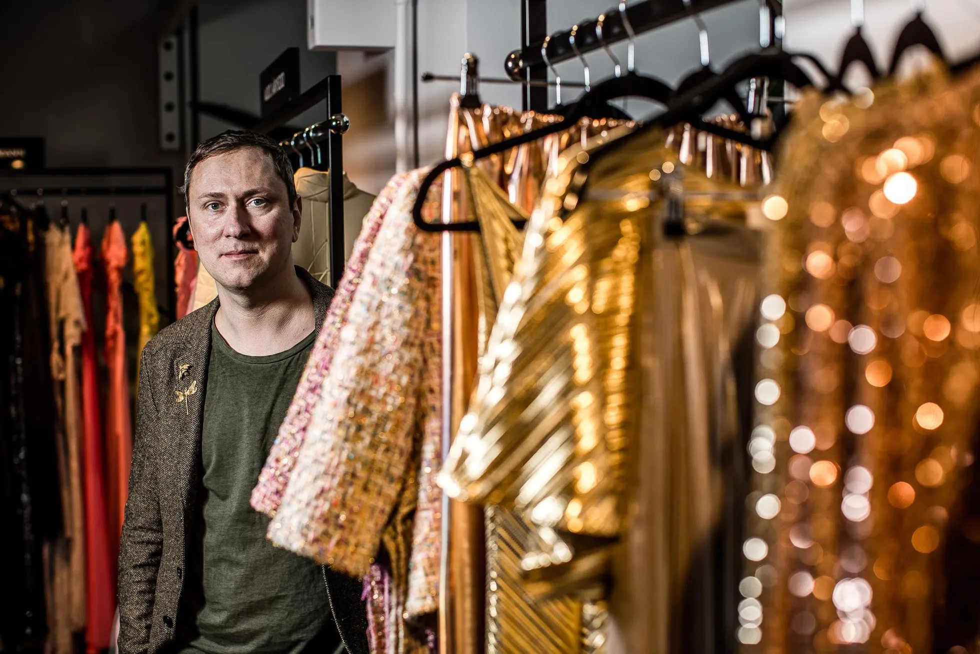Aldo armastab kulda, sära ja kirkaid toone. Tema loomingust õhkub samasugust heatahtlikku postiivsust ja ülevoolavat energiat nagu selle autorist.