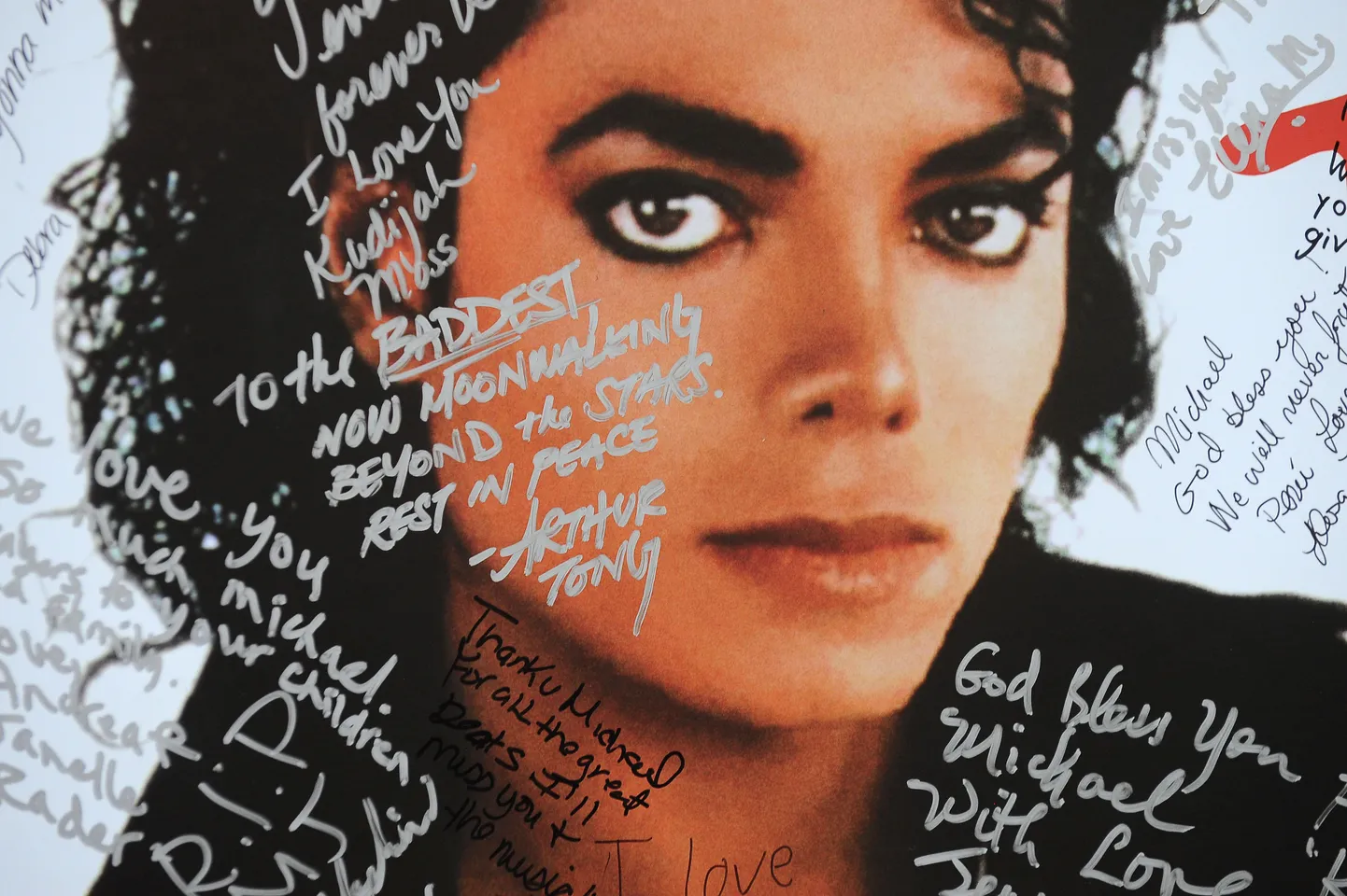 Michael Jacksoni fännid soovivad iidolile Nobeli rahupreemiat.