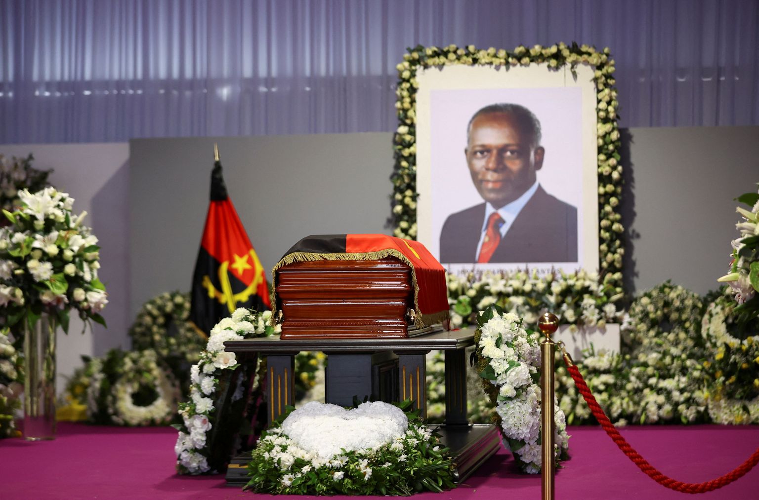 Angola endine president José Eduardo dos Santos saadeti viimsele teele.